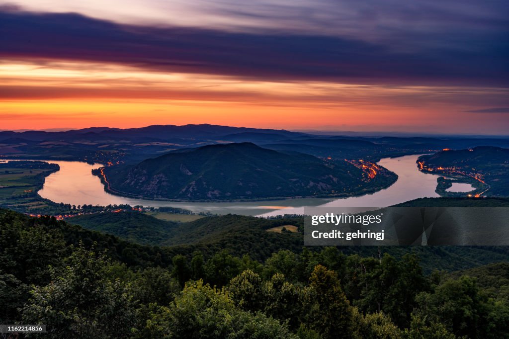 Image de coucher du soleil de la belle courbe de fleuve de Danube, comté de Pest, Hongrie