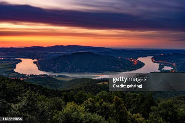 imagem do por do sol da curva bonita do rio de danúbio, condado da praga, hungria - rio danúbio - fotografias e filmes do acervo