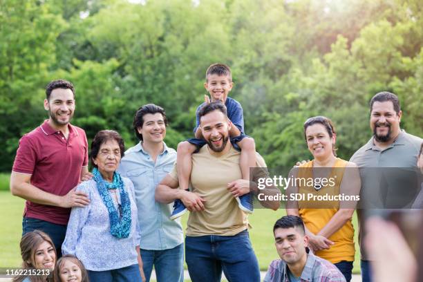 grande pose da família para a foto durante o reunion - sobrinho - fotografias e filmes do acervo