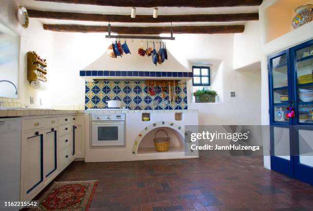 rustic southwest usa kitchen: brick floor, beams, oven, counters - cultura mexicana imagens e fotografias de stock