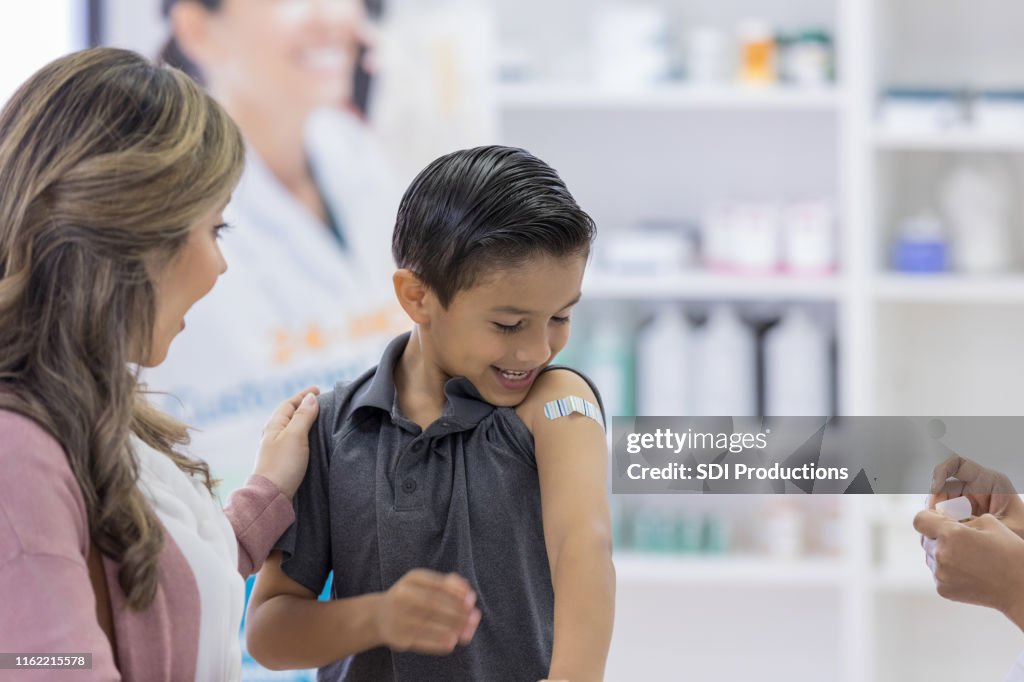 Joven recibe vendaje tras vacuna