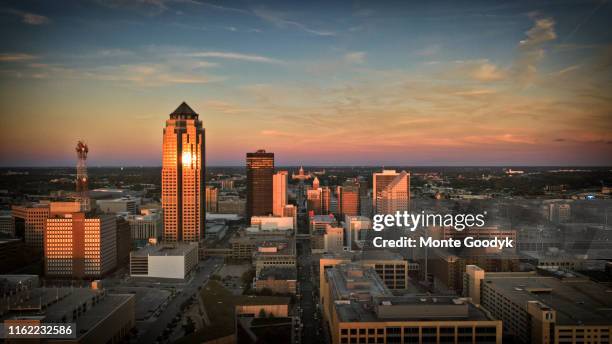 aerial photo of downtown des moines from southwest at sunset - 迪莫伊 愛荷華州 個照片及圖片檔