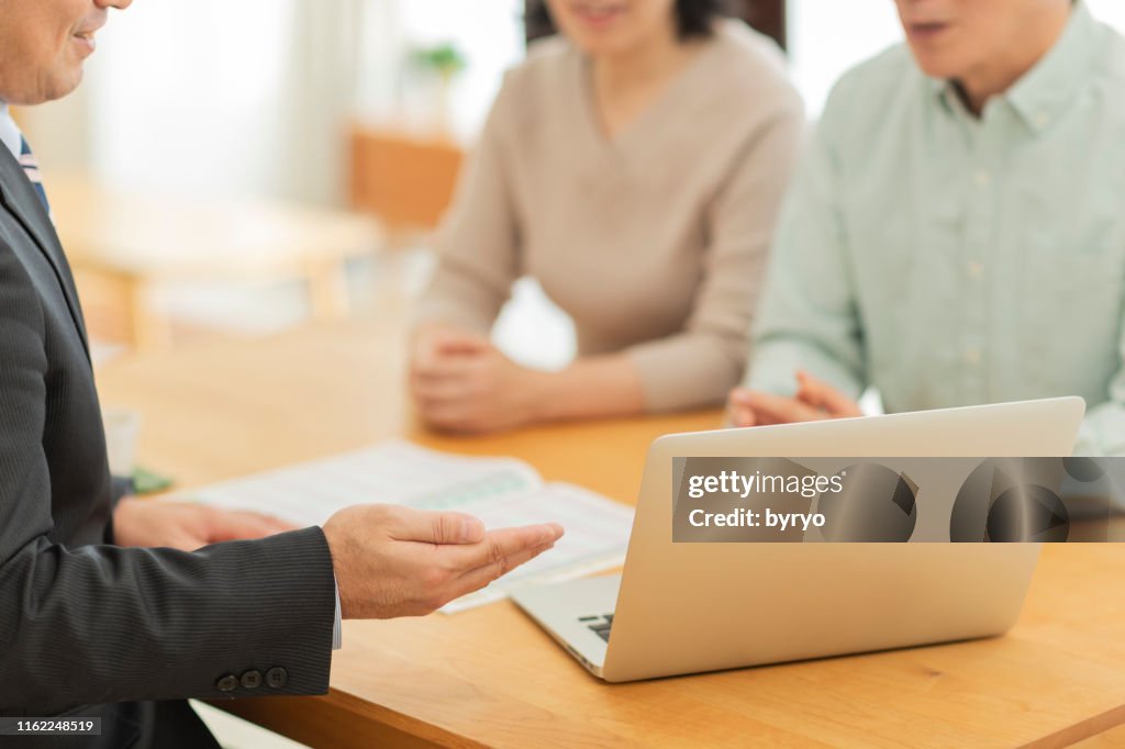 Empresario explicando a la pareja de mediana edad