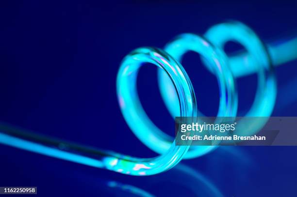 glowing blue coil - tubo objeto manufaturado - fotografias e filmes do acervo