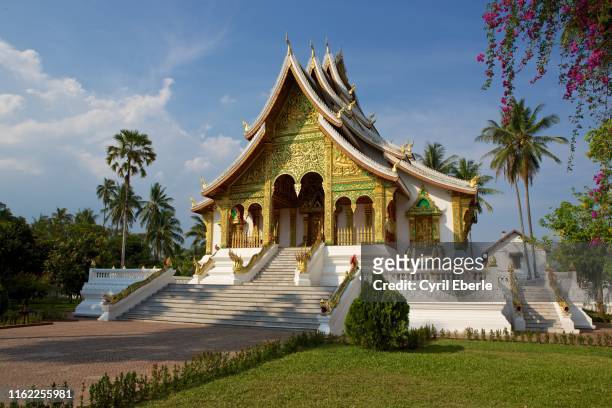 haw pha bang temple, luang prabang, laos - cyril eberle stockfoto's en -beelden