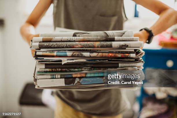 recycling newspapers - periodico fotografías e imágenes de stock