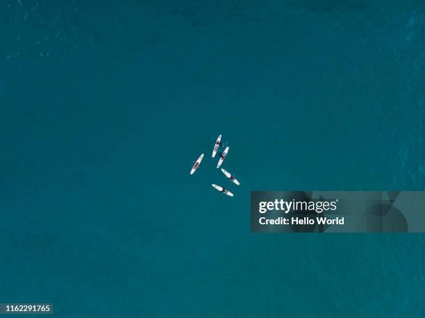 aerial shot of five conoes coming together in beautiful open sea - sports team event - fotografias e filmes do acervo