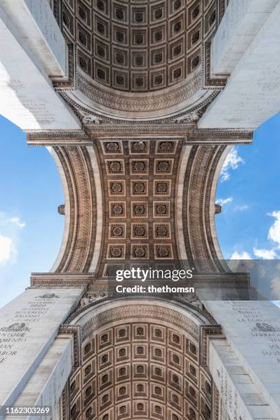 low angle image of arc de triomphe de l'étoile, paris, france - bogen architektonisches detail stock-fotos und bilder