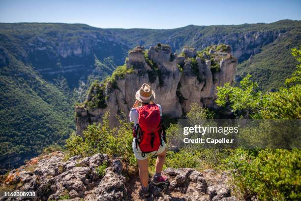 randonnée - randonneuse dans les gorges du tarn - lozere stock-fotos und bilder