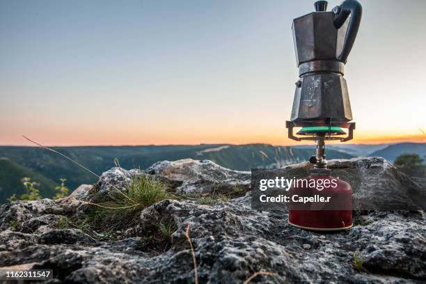 randonnée - cafetière italienne sur réchaud à gaz - bivouac stock pictures, royalty-free photos & images