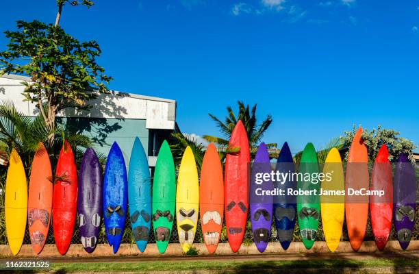 the famous paia surfboard fence. - hawaii fun fotografías e imágenes de stock