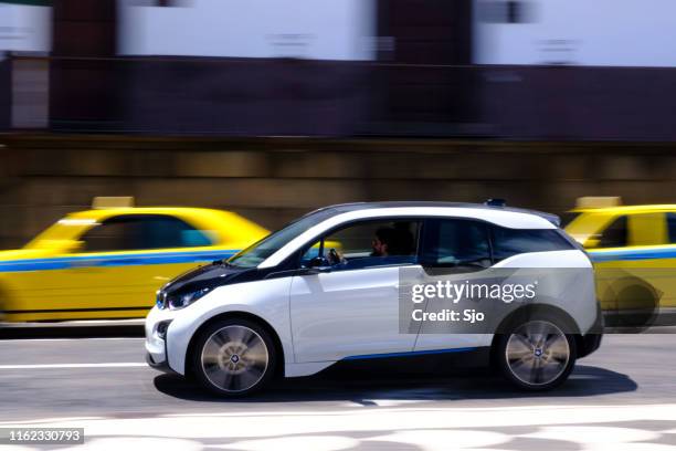 bmw i3 vijf-deurs stedelijke elektrische auto rijden in de stad funchal op het eiland madeira - moving a motorized vehicle stockfoto's en -beelden