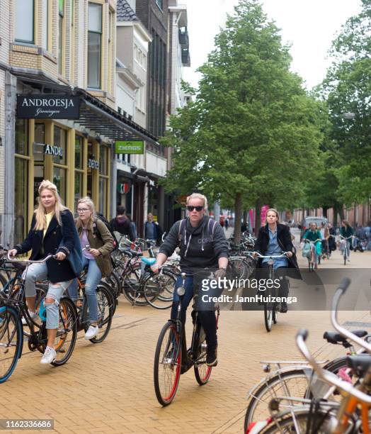 groningen, niederlande: junge blonde cylisten in downtown groningen - groningen city stock-fotos und bilder
