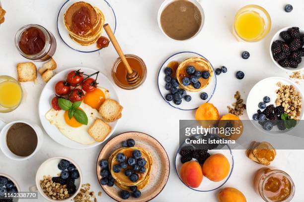 healthy vegetarian breakfast or brunch, favorite meal - frühstück von oben stock-fotos und bilder