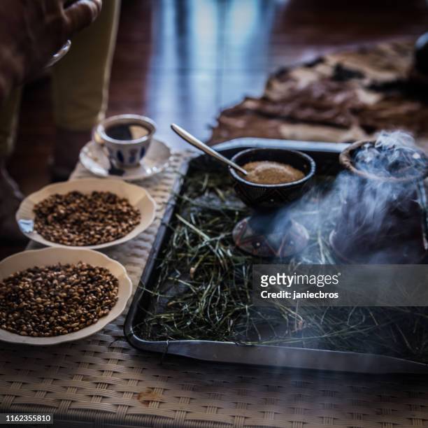 traditionelle kaffeezeremonie in äthiopien - feierliche veranstaltung stock-fotos und bilder