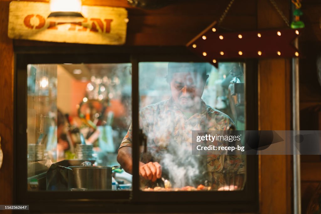 Restaurang ägare matlagning för kunder