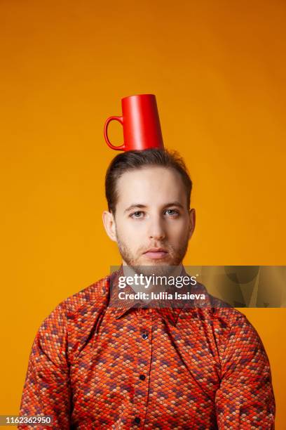 handsome man with red cup on head - carregar na cabeça - fotografias e filmes do acervo