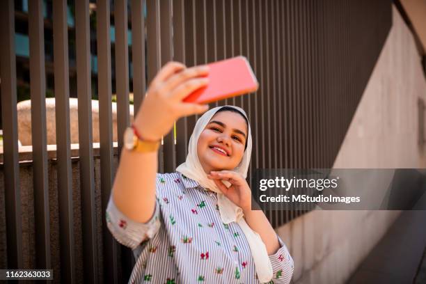 selfie time - confident girl imagens e fotografias de stock