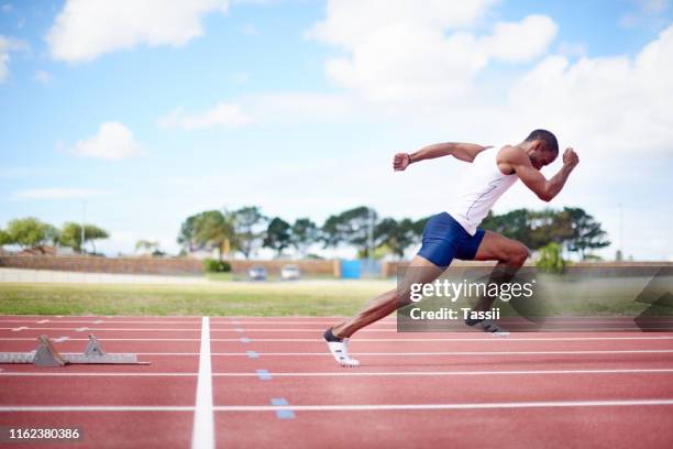 il est parti avec le vent - sprinting photos et images de collection