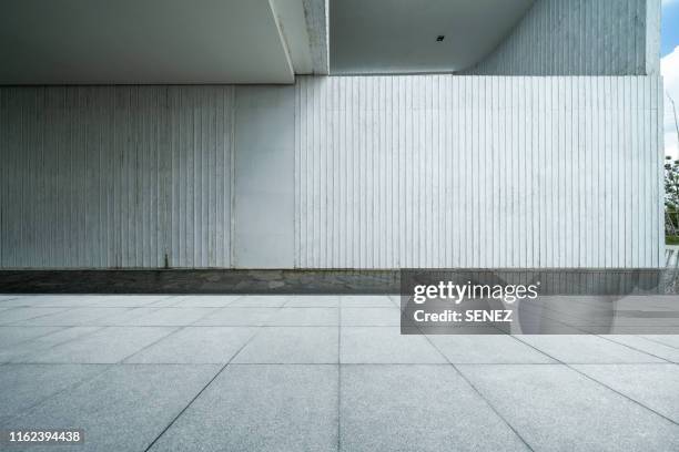 empty studio background, concrete texture - pared de cemento fotografías e imágenes de stock