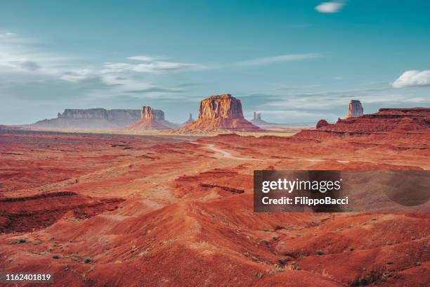 monument valley during a sunny day - arizona imagens e fotografias de stock