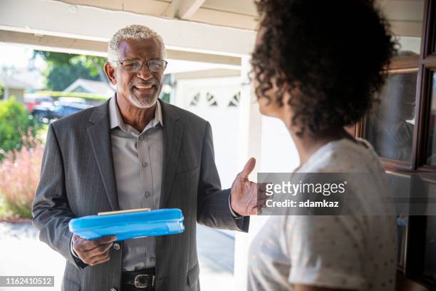 senior black politico porta a porta - raduno politico foto e immagini stock
