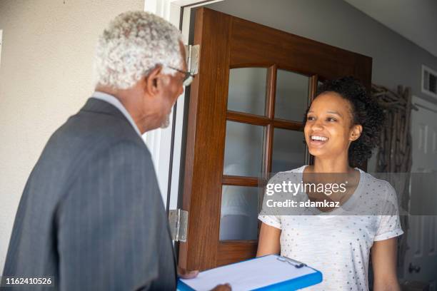 senior black politician tür zu tür - kundenwerber stock-fotos und bilder