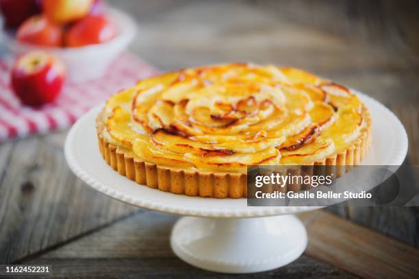 freshly baked apple tart on dessert stand - apple tart stock pictures, royalty-free photos & images