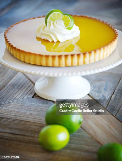 key lime pie on dessert stand - key lime pie stock pictures, royalty-free photos & images