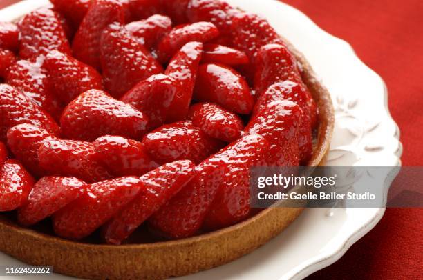 close-up of strawberry tart on plate - jordgubbskaka bildbanksfoton och bilder