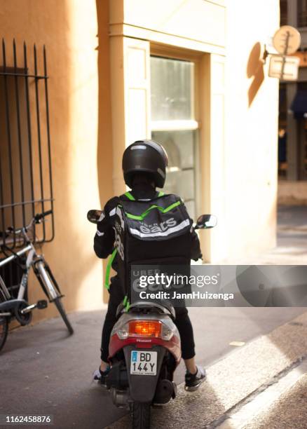 aix-en-provence, francia: uber come a la persona de entrega en moto - motorcycle logo fotografías e imágenes de stock