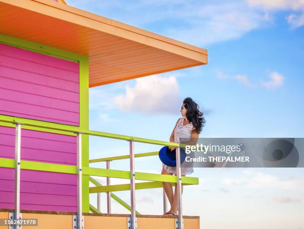 donna in una capanna bagnino a miami beach - cabina del guardaspiaggia foto e immagini stock