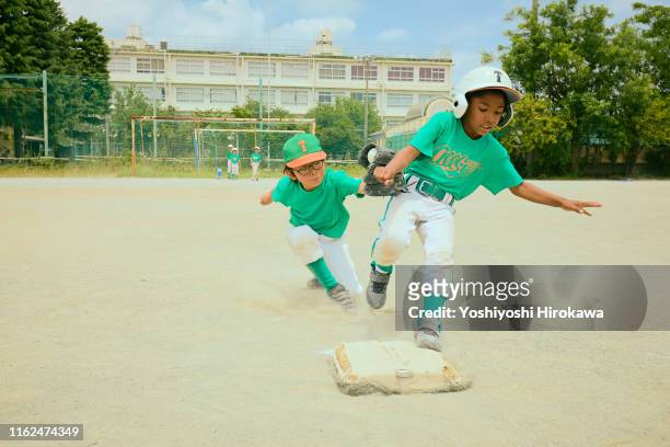 japanese kids baseball player running on field - segunda base base - fotografias e filmes do acervo