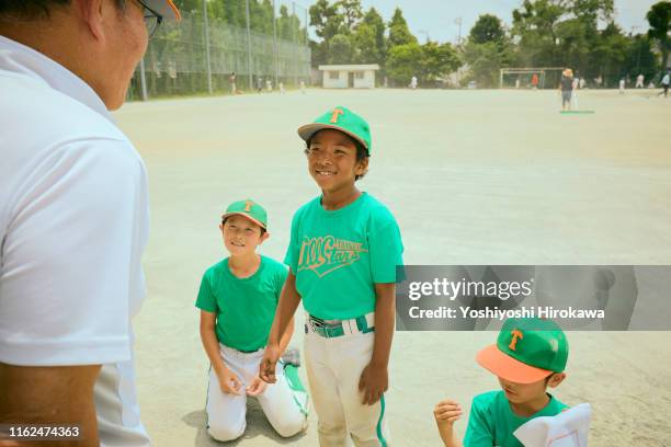 senior director is talking baseball kids on field - nachwuchssportler auswahl sportveranstaltung stock-fotos und bilder
