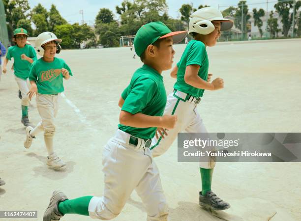 kids baseball player running on field - baseball strip stock-fotos und bilder