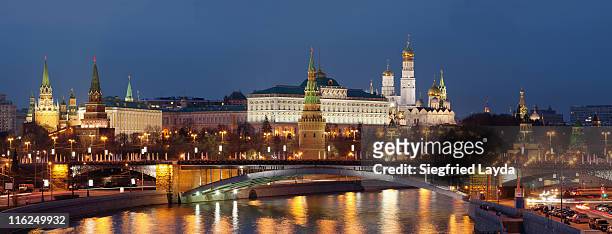 moscow river and kremlin - palacio estatal del kremlin fotografías e imágenes de stock