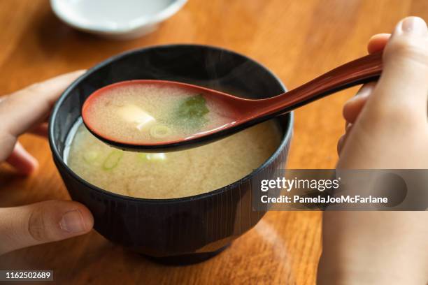pov, miso suppe, essen japanisches essen mit suppe löffel - miso stock-fotos und bilder