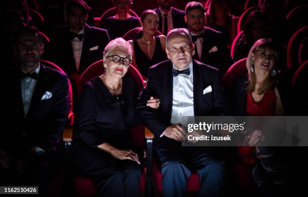pareja mayor viendo representación teatral - ópera fotografías e imágenes de stock