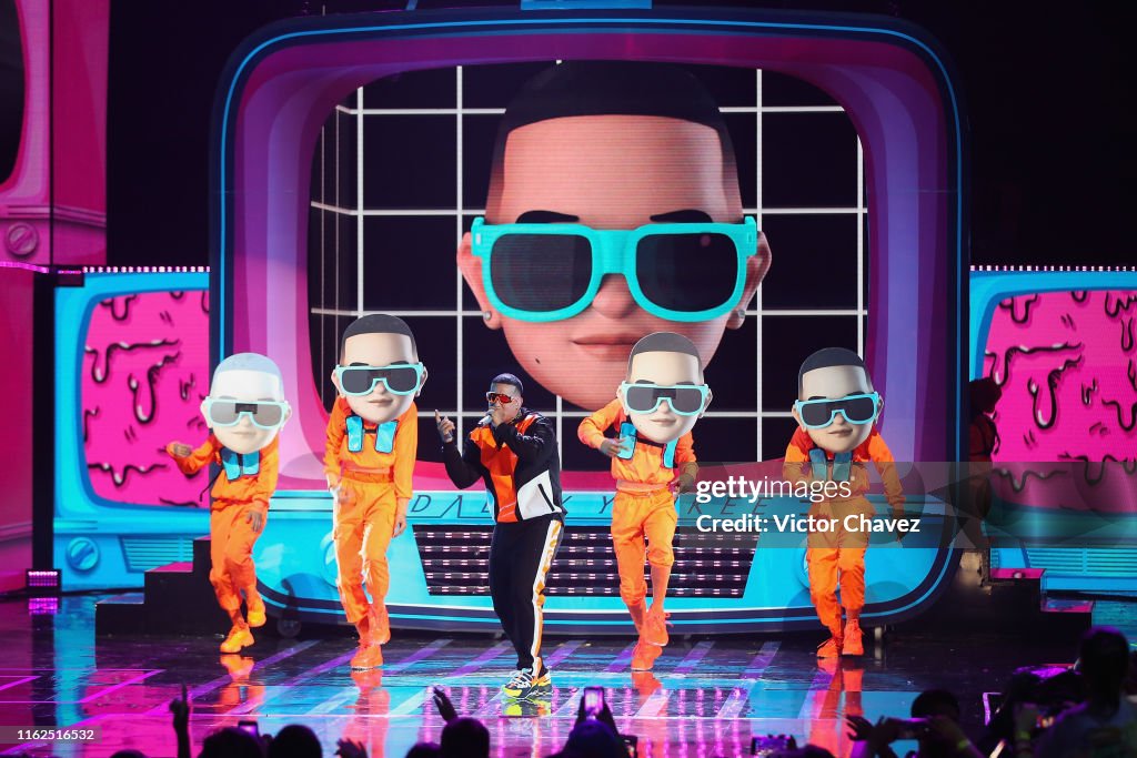 Daddy Yankee performs on stage during the Kids Choice Awards Mexico... News Photo - Getty Images Daddy Yankee performs on stage during the Kids Choice Awards Mexico... News Photo - Getty Images
