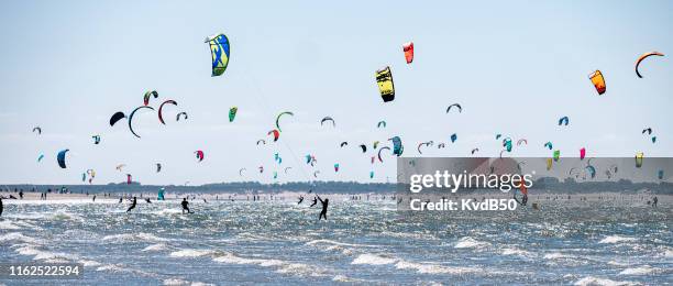 recreatie bij de brouwersdam - kiteboard stockfoto's en -beelden
