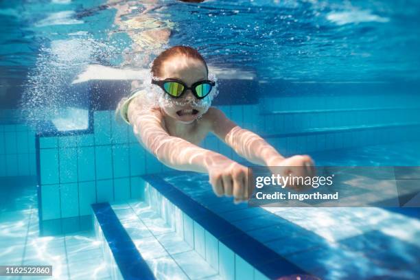 de grappige jongen proberen ultra snelheid zwemmen onderwater - turbo stockfoto's en -beelden