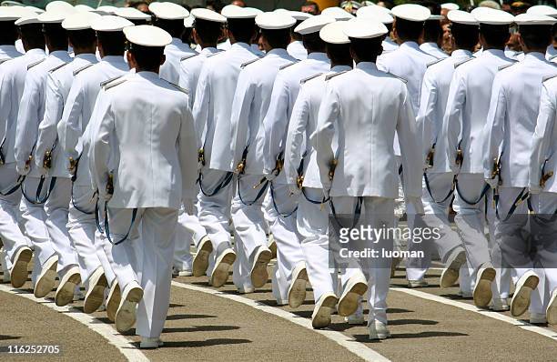 navy kadetten marschieren - flotte stock-fotos und bilder