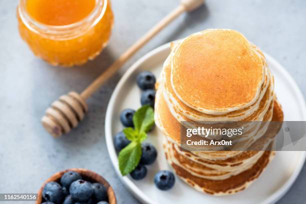 buttermilk pancakes with honey and blueberries - maple syrup pancakes fotografías e imágenes de stock