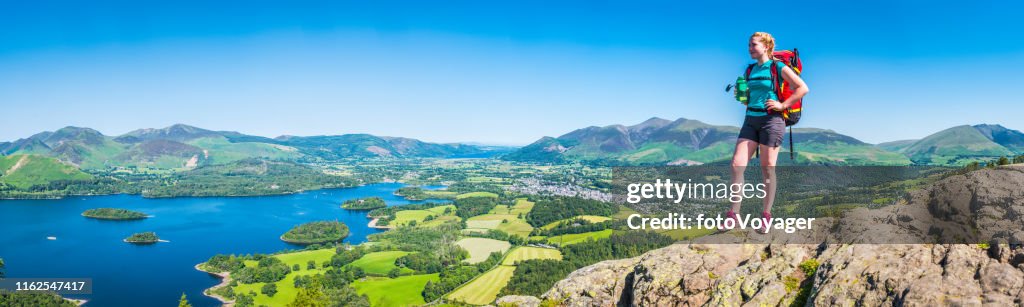 Vrouw wandelaar op de berg met uitzicht op het idyllische uitzicht Panorama Lake District