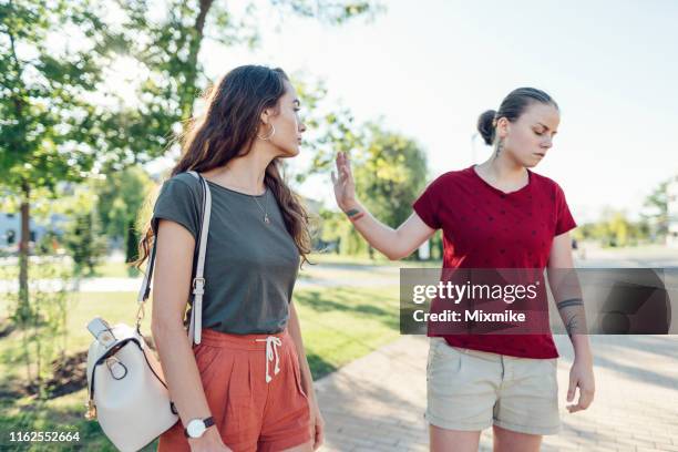 vrouwelijke paar breken - breaking and exiting stockfoto's en -beelden