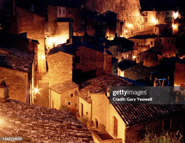 italian hilltown of sorano at night - sotano stock-fotos und bilder