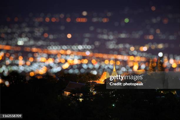 phra that doi suthep at night, chiang mai, thailand - cidade de chiang mai imagens e fotografias de stock