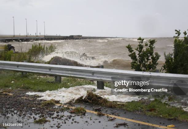 storm water surges over sea defenses - levee - fotografias e filmes do acervo