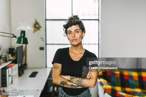 retrato de una profesional mujer segura en casa - profesional de diseño fotografías e imágenes de stock