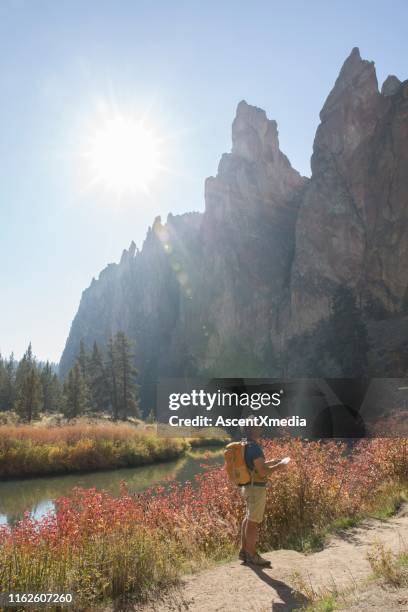 mann nutzt karte auf einem weg in den bergen - smith rock state park stock-fotos und bilder